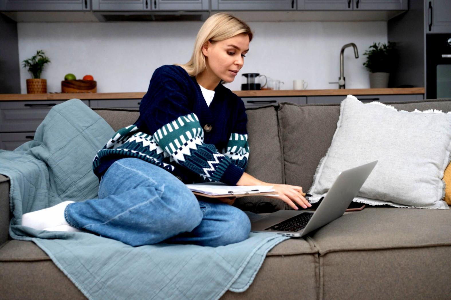 Tableau de suivi financier avec documents et calculatrice