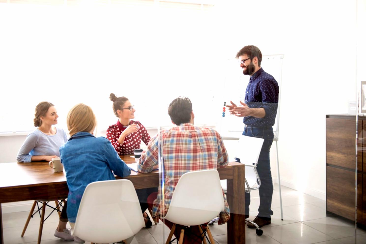 Réunion de travail collaborative entre professionnels