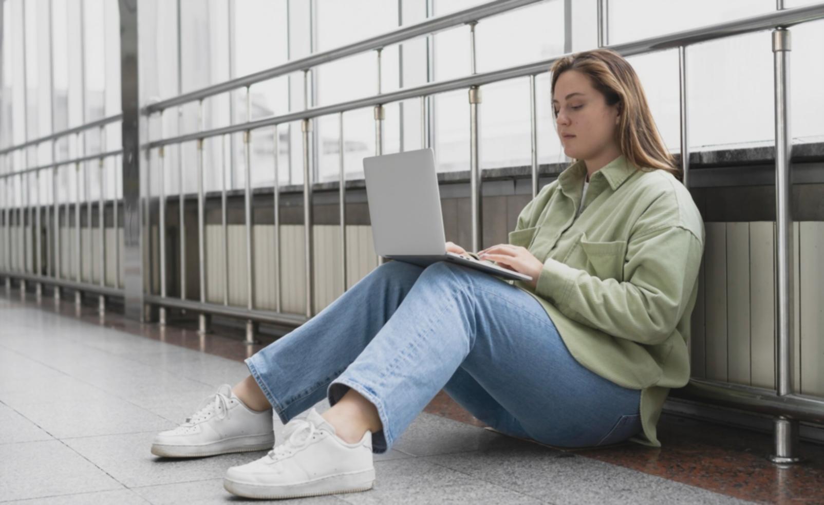 Espace de travail organisé avec outils de gestion