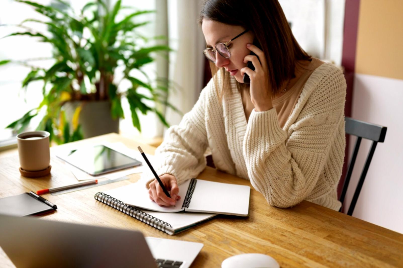 Outils de gestion financière organisés sur bureau