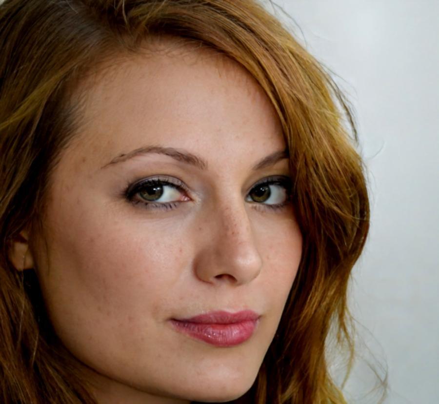 Conseillère financière Amélie Berthelot accompagnant un client