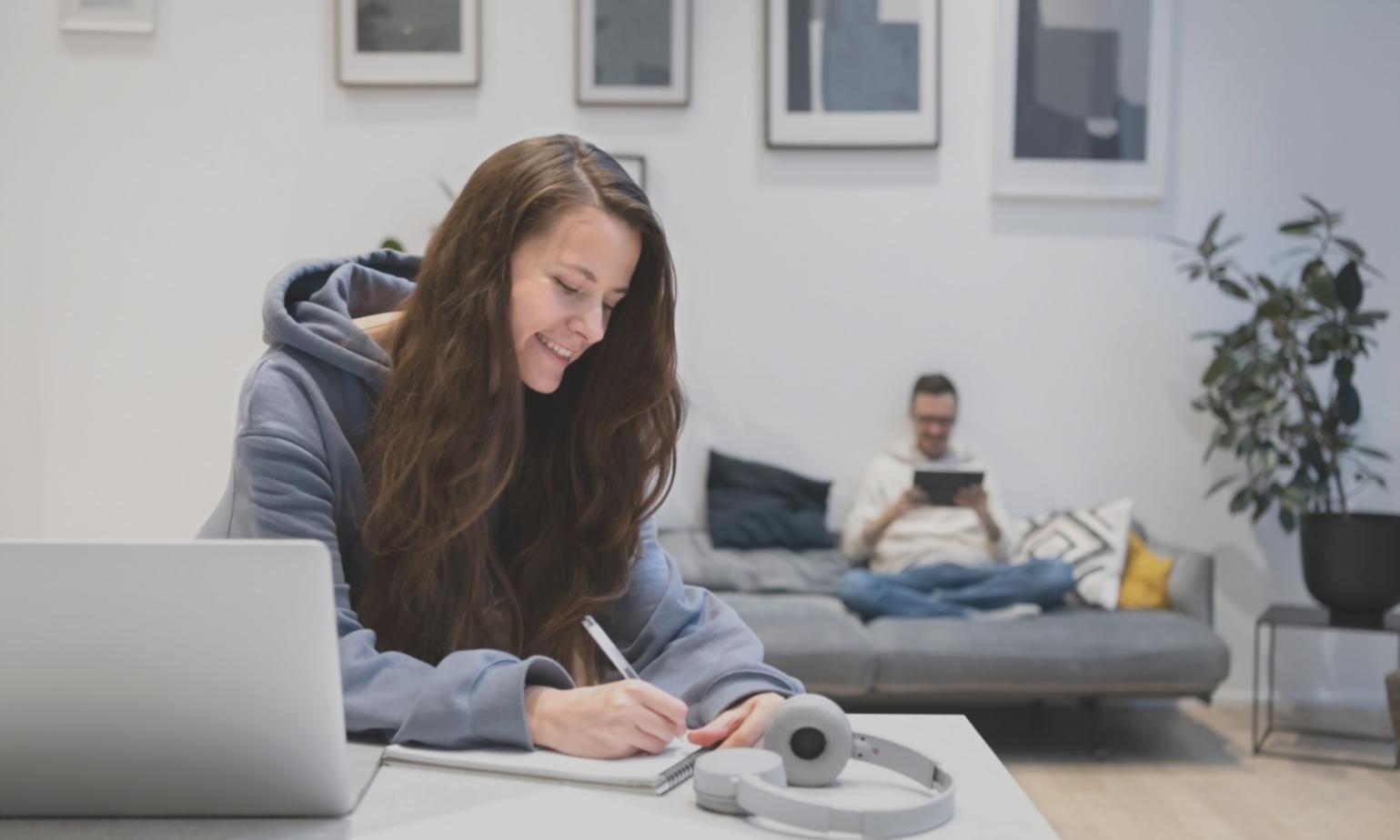 Bureau professionnel avec documents financiers et outils de travail